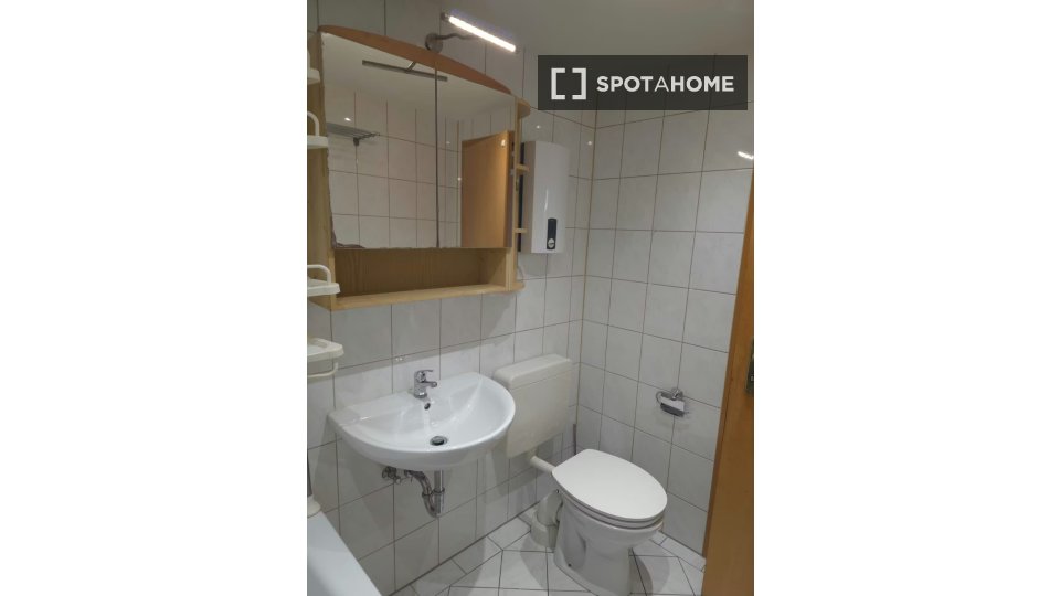 Double room Dusseldorf, 3 beds, 80m² — photo 13