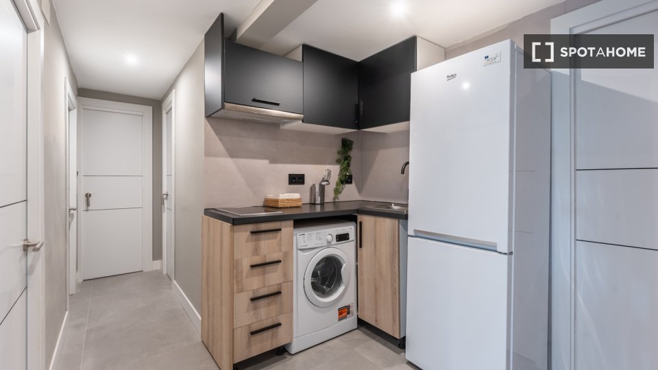 Double room Madrid, 6 beds, 70m² — photo 14