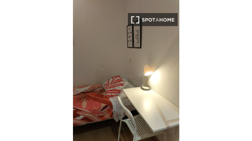 Double room Madrid, 7 beds, 90m² — photo 16