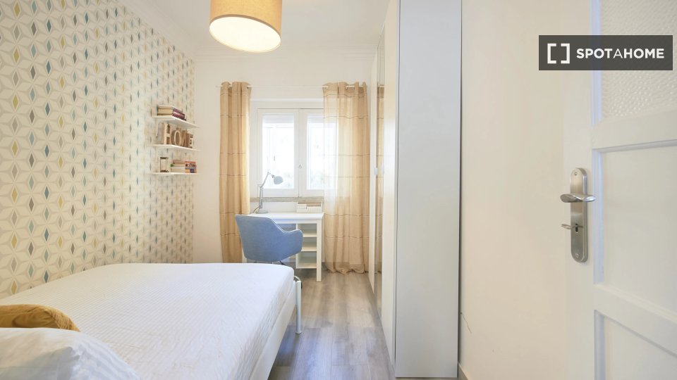 Double room Lisbon, 4 beds — photo 10