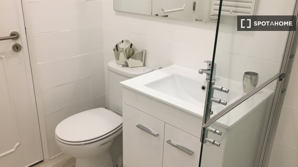 Apartment Lisbon, 2 beds, 70m² — photo 17