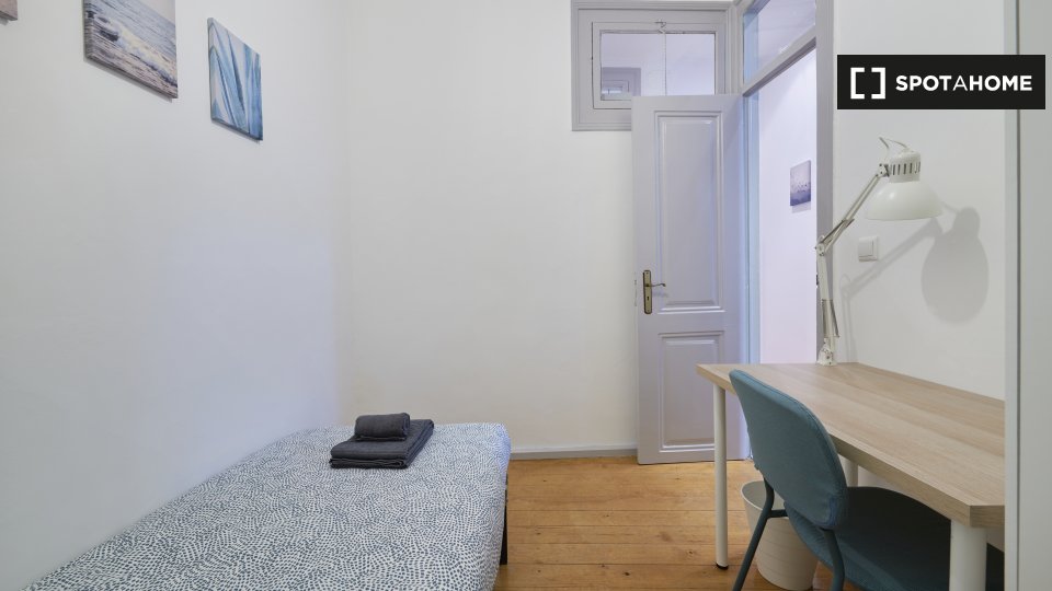 Double room Lisbon, 4 beds — photo 13