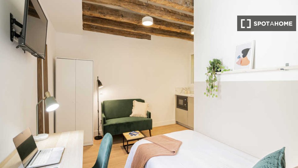 Habitación en un piso compartido de 16 habitaciones en Sol, Madrid.