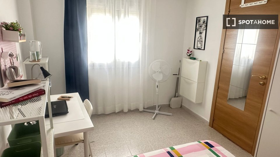 Habitación en piso compartido de 6 habitaciones en Alicante