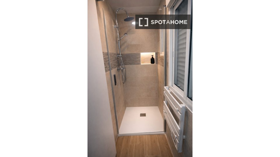 Double room Barcelona, 2 beds, 77m² — photo 9