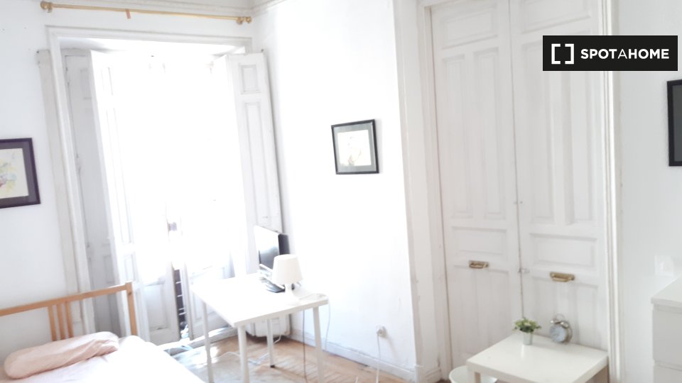 Double room Madrid, 12 beds, 280m² — photo 1
