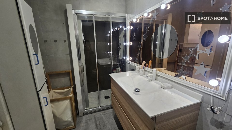 Double room Madrid, 3 beds, 75m² — photo 12