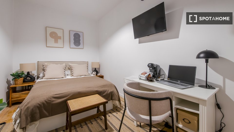 Double room Madrid, 7 beds, 200m² — photo 10