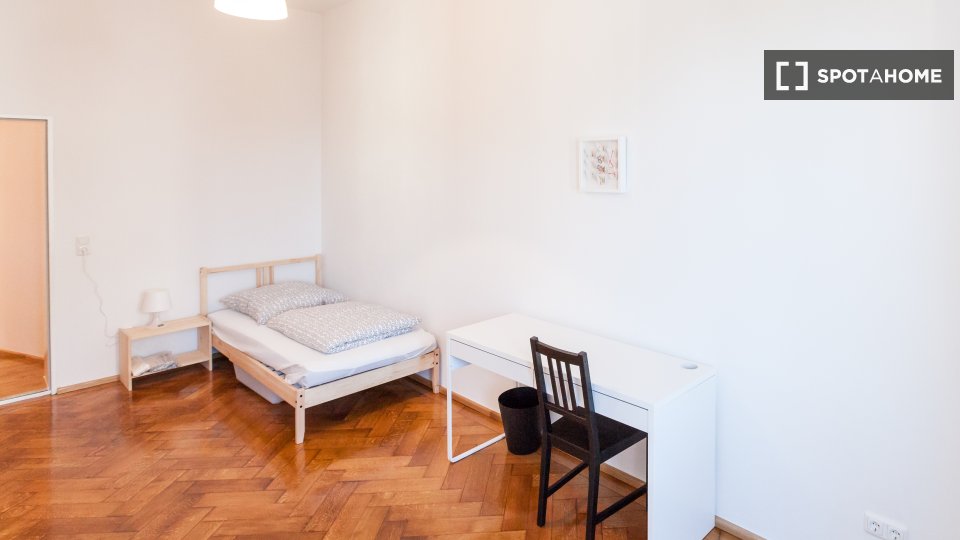 Double room Munich, 3 beds, 81m² — photo 12