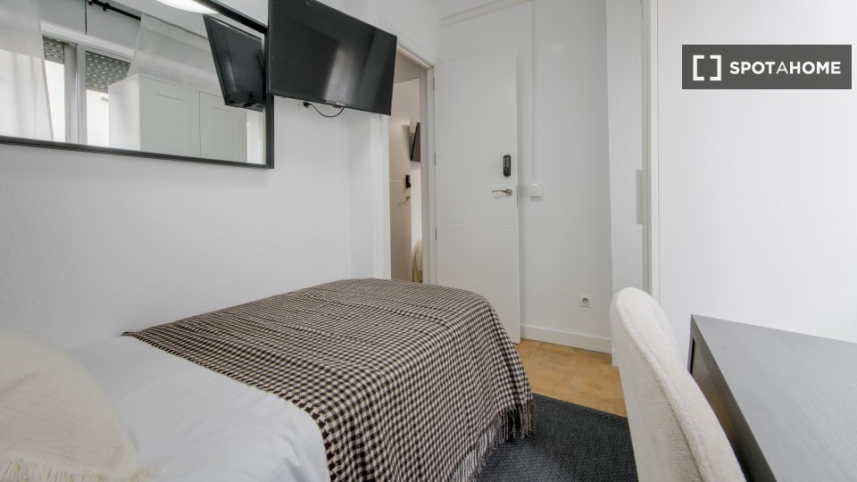 Double room Madrid, 5 beds — photo 7
