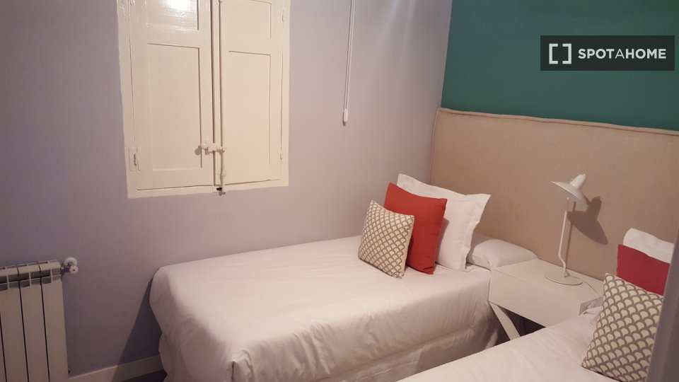 Double room Madrid, 2 beds — photo 4