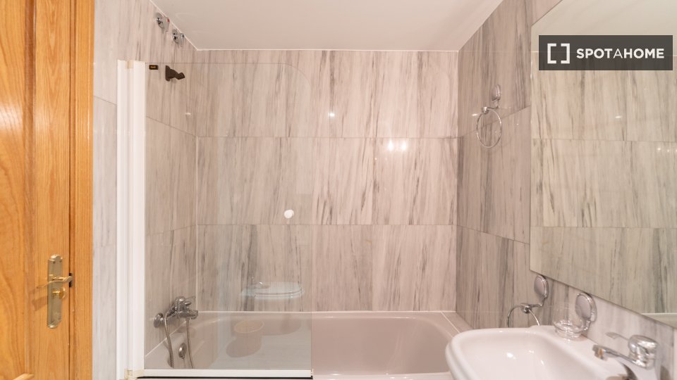 Double room Madrid, 5 beds — photo 9
