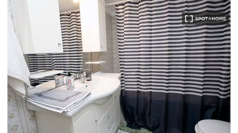 Double room Athens, 3 beds — photo 18