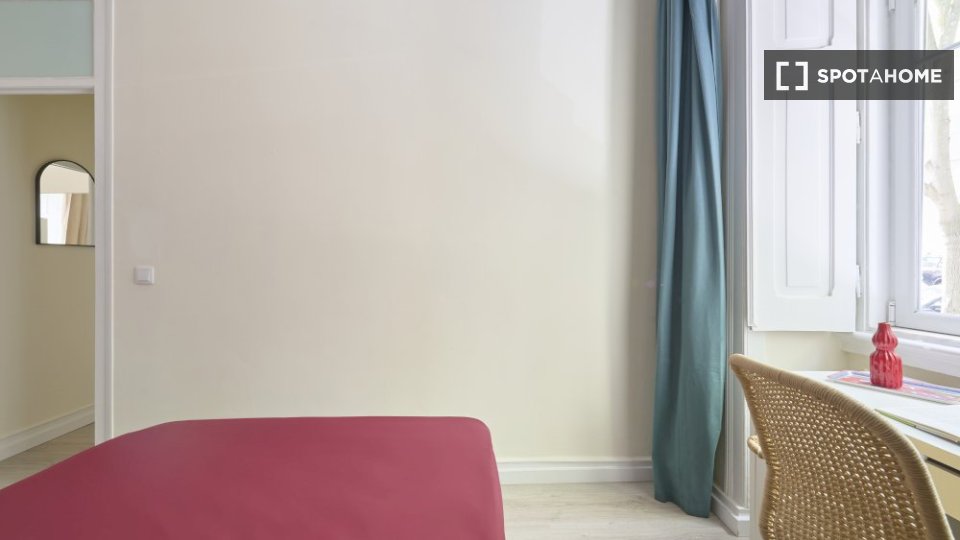 Double room Lisbon, 5 beds — photo 12