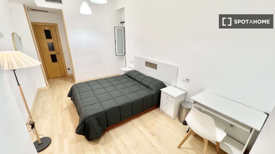 Double room Valencia, 3 beds, 103m² — photo 41