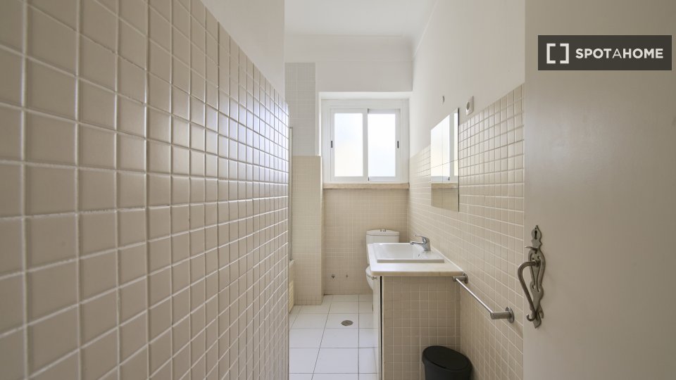 Double room Lisbon, 5 beds — photo 10