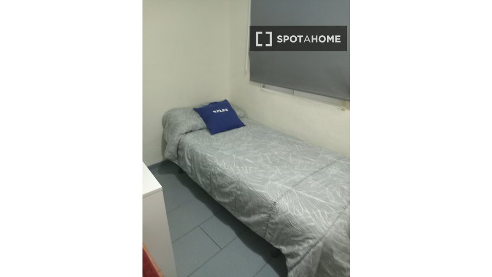 Double room Valencia, 3 beds, 120m² — photo 1