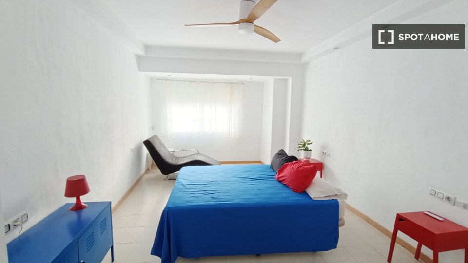 Double room Valencia, 3 beds, 160m² — photo 6