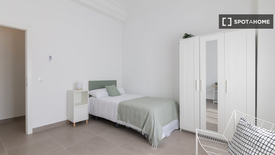 Double room Valencia, 1 bed, 150m² — photo 9