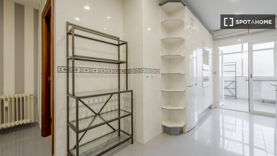 Double room Madrid, 8 beds, 240m² — photo 17