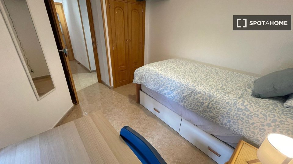 Double room Madrid, 3 beds — photo 12