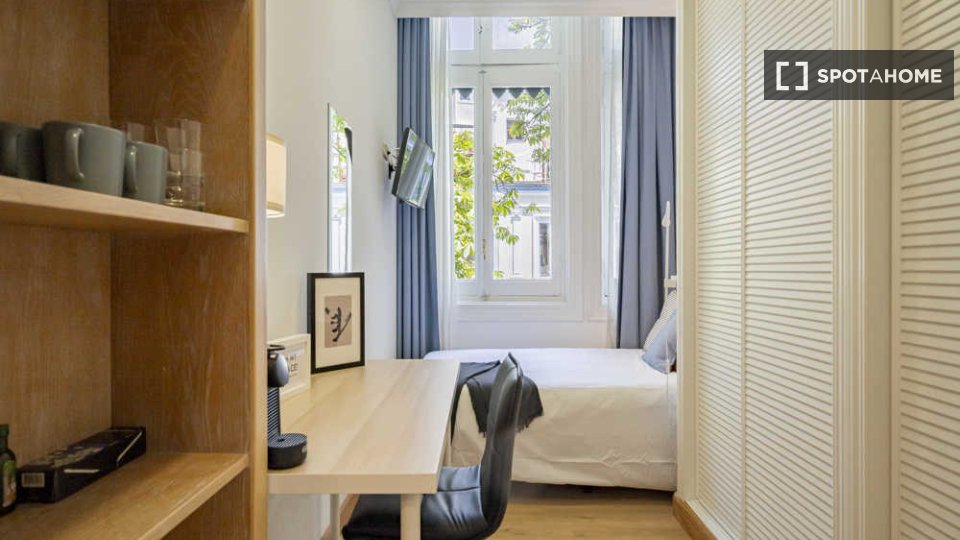 Habitación en un piso compartido de 41 habitaciones en alquiler en Justicia