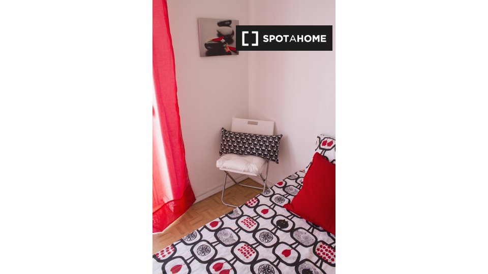 Double room Lisbon, 3 beds, 70m² — photo 11