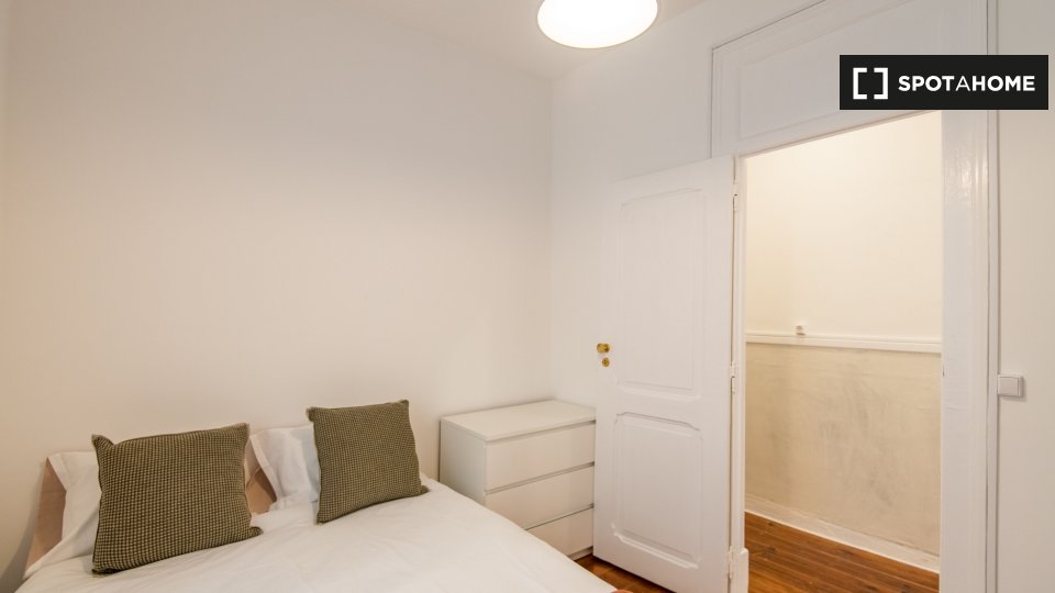 Double room Lisbon, 6 beds, 117m² — photo 3