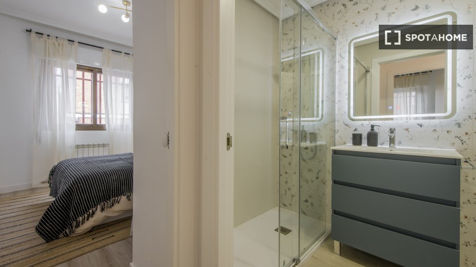 Double room Madrid, 5 beds — photo 6