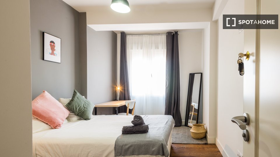 Double room Madrid, 5 beds, 98m² — photo 1