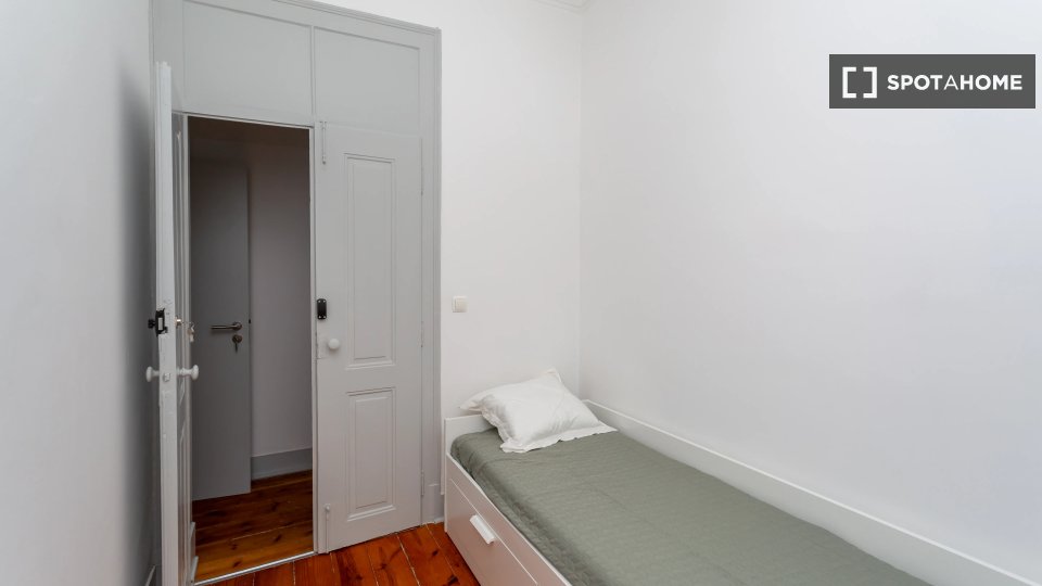 Double room Lisbon, 6 beds — photo 11
