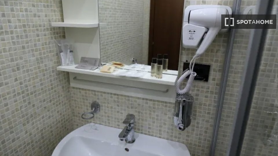 Double room Rome, 4 beds, 20m² — photo 5