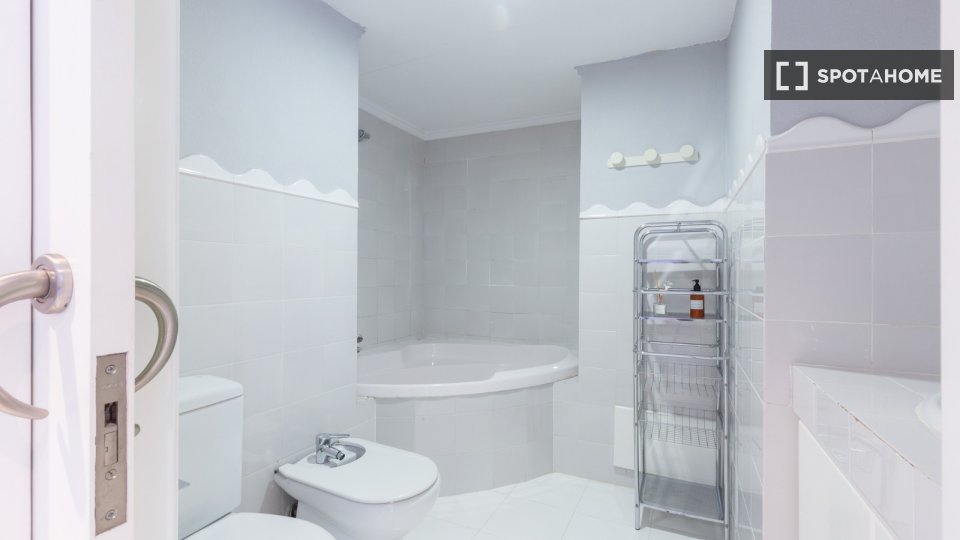 Double room Valencia, 3 beds, 90m² — photo 2