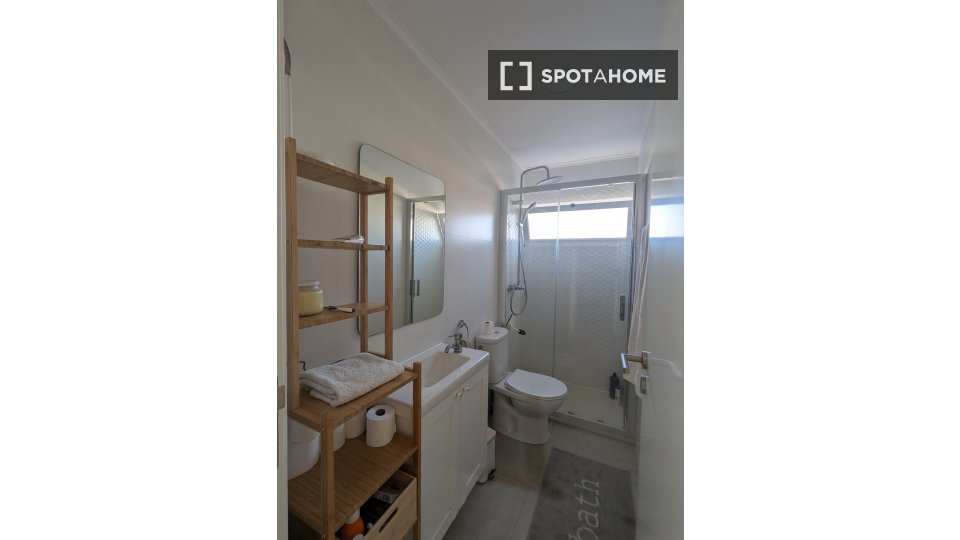 Double room Lisbon, 2 beds, 75m² — photo 3