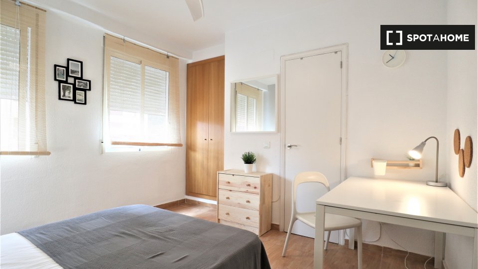 Double room Valencia, 3 beds, 80m² — photo 11