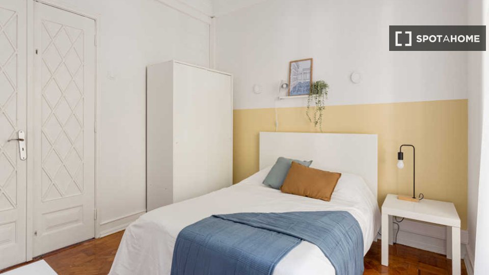 Double room Lisbon, 5 beds — photo 46