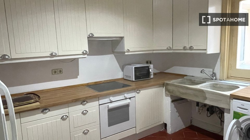 Double room Madrid, 10 beds, 173m² — photo 12