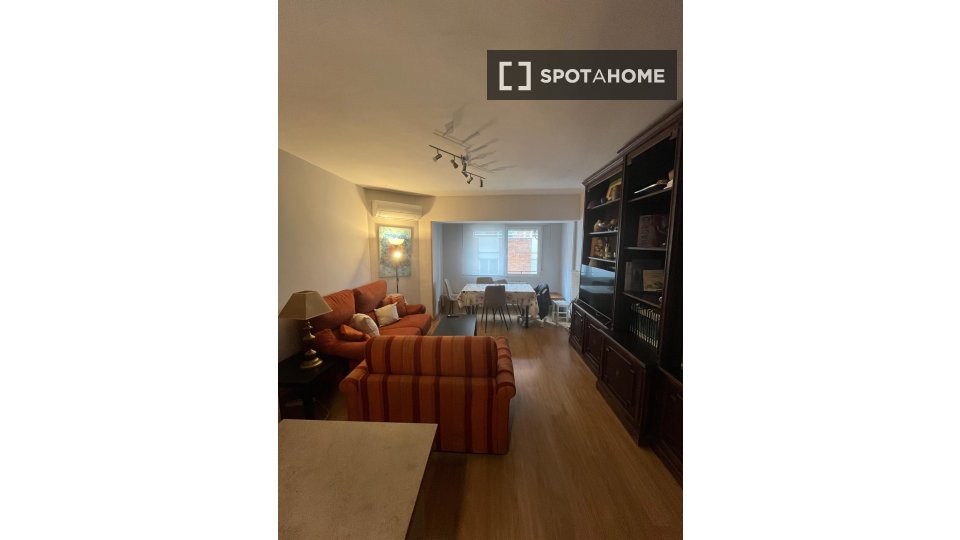 Double room Madrid, 3 beds, 75m² — photo 15