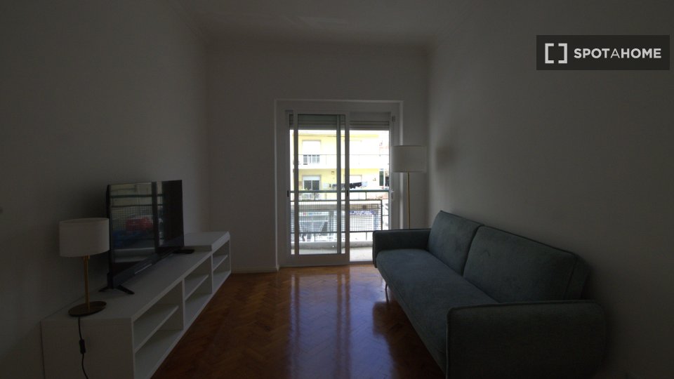 Double room Lisbon, 3 beds, 90m² — photo 17