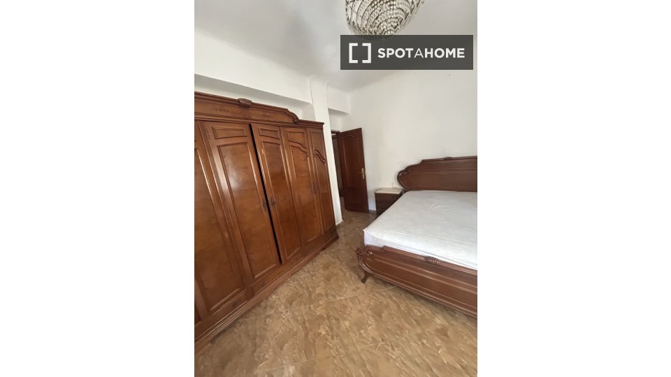 Double room Granada, 1 bed, 77m² — photo 11