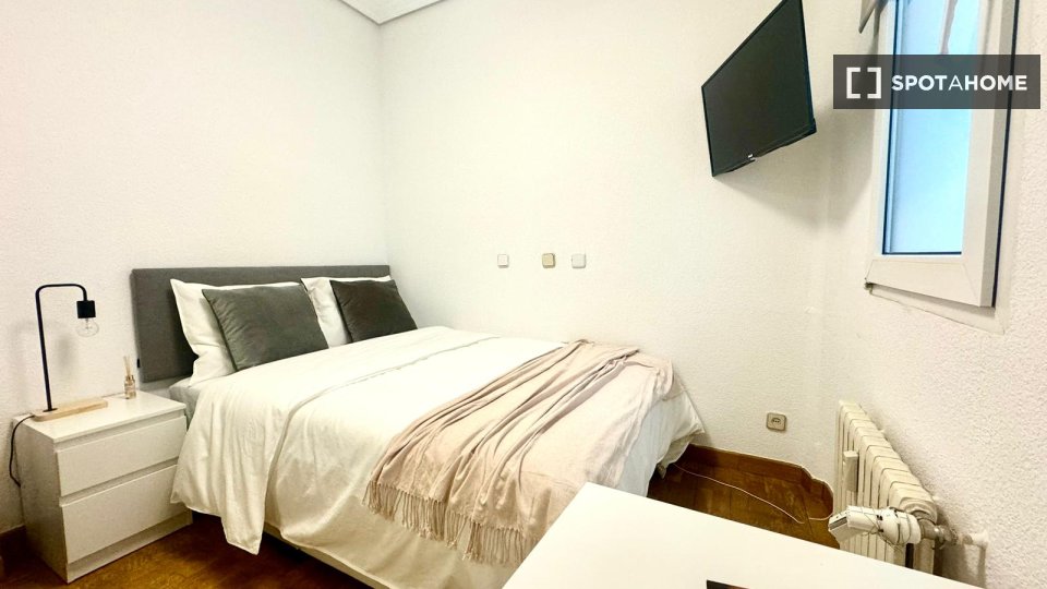 Double room Madrid, 6 beds — photo 2