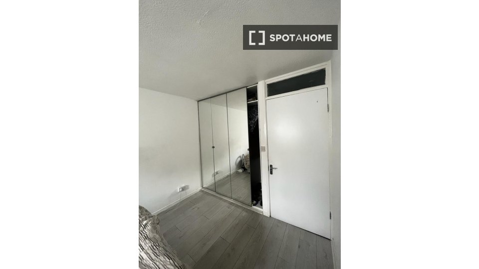 Double room London, 3 beds — photo 6