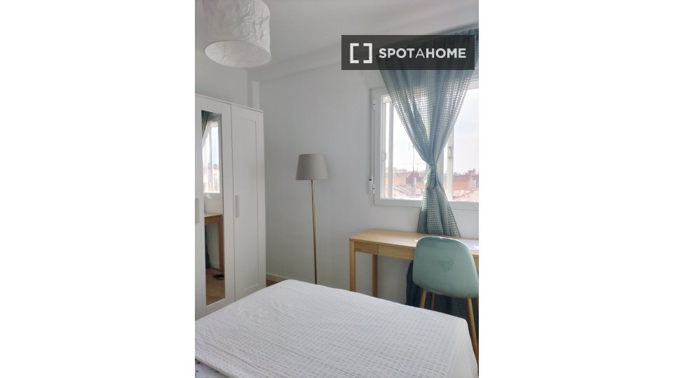 Habitación compartida de 4 habitaciones en Numancia, Madrid
