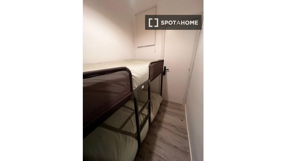 Camera in appartamento condiviso da 14 posti letto a El Gotic, Barcellona. - en Barcelona