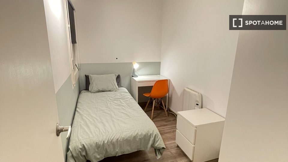 Double room Barcelona, 3 beds, 55m² — photo 7