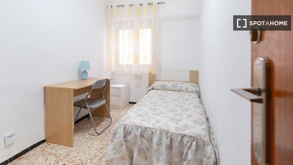 Double room Alicante, 5 beds, 95m² — photo 4