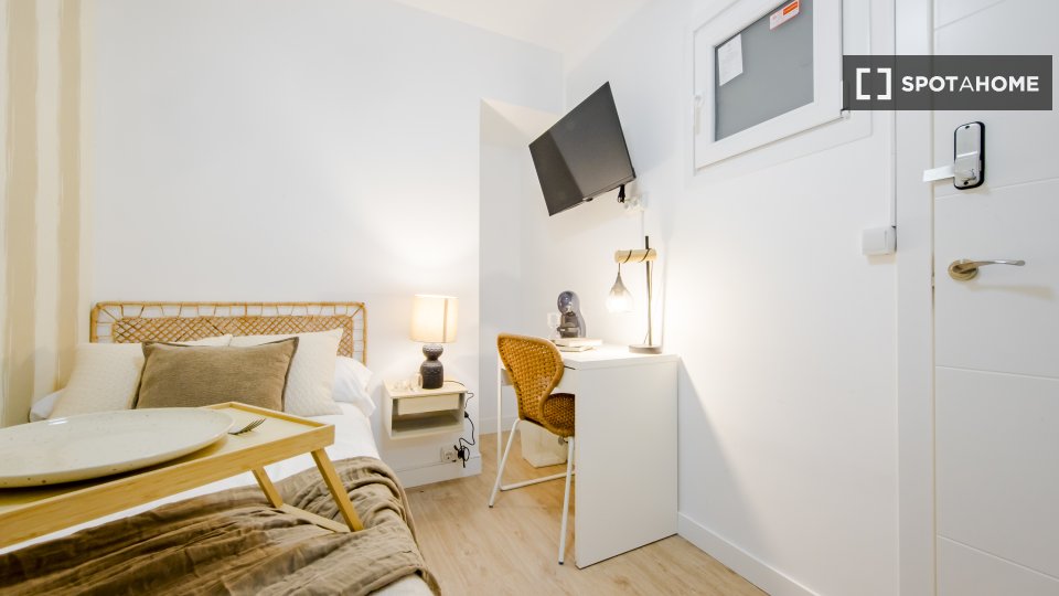 Double room Madrid, 6 beds, 110m² — photo 18