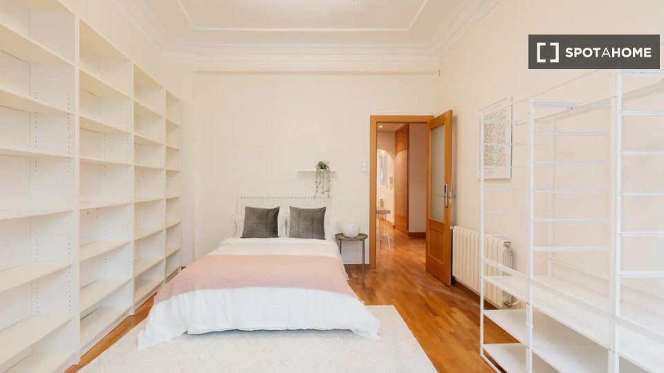 Camera in un appartamento condiviso con 5 camere da letto ad Arrancapins, Valencia. - in Valencia
