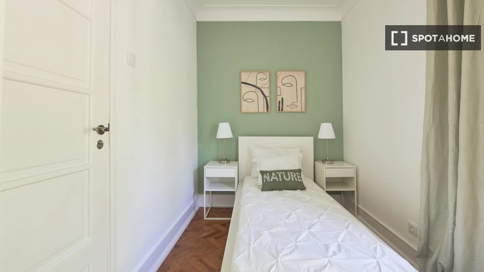 Double room Lisbon, 6 beds — photo 11