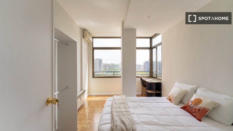 Double room Madrid, 5 beds — photo 15
